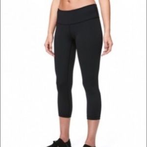 Lululemon Black Wunder Under Crop size 6